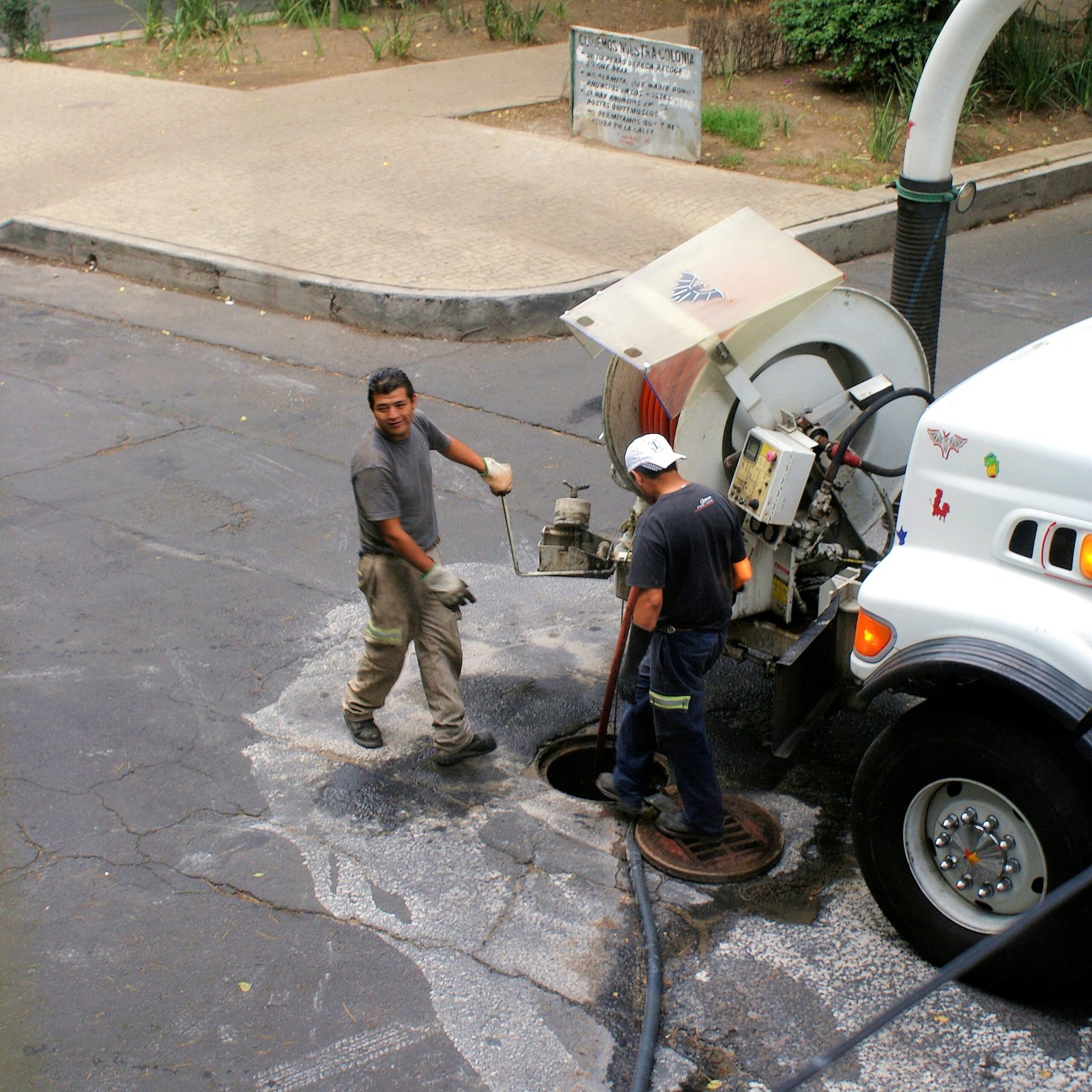 خدمات تنظيف الجوره وتبديل مضخات: الحلول الأمثل لمشاكل صرف المياه